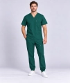 Model w butelkowozielonym stroju medycznym.png