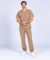 Model w piaskowym stroju medycznym.png