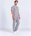 Model w szarym stroju medycznym.png
