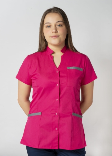 Games damska bluza medyczna Oliwia, zapinana na napy, krótki rękaw, ozdobna stójka, lamówka na kieszonkach, dopasowany krój