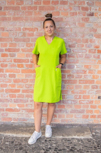 Sukienki medyczne – czy bawełna to najlepszy wybór dla skóry?